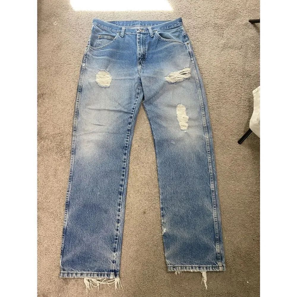 Wrangler Light Blue Distressed Cowboy jeans 33x32